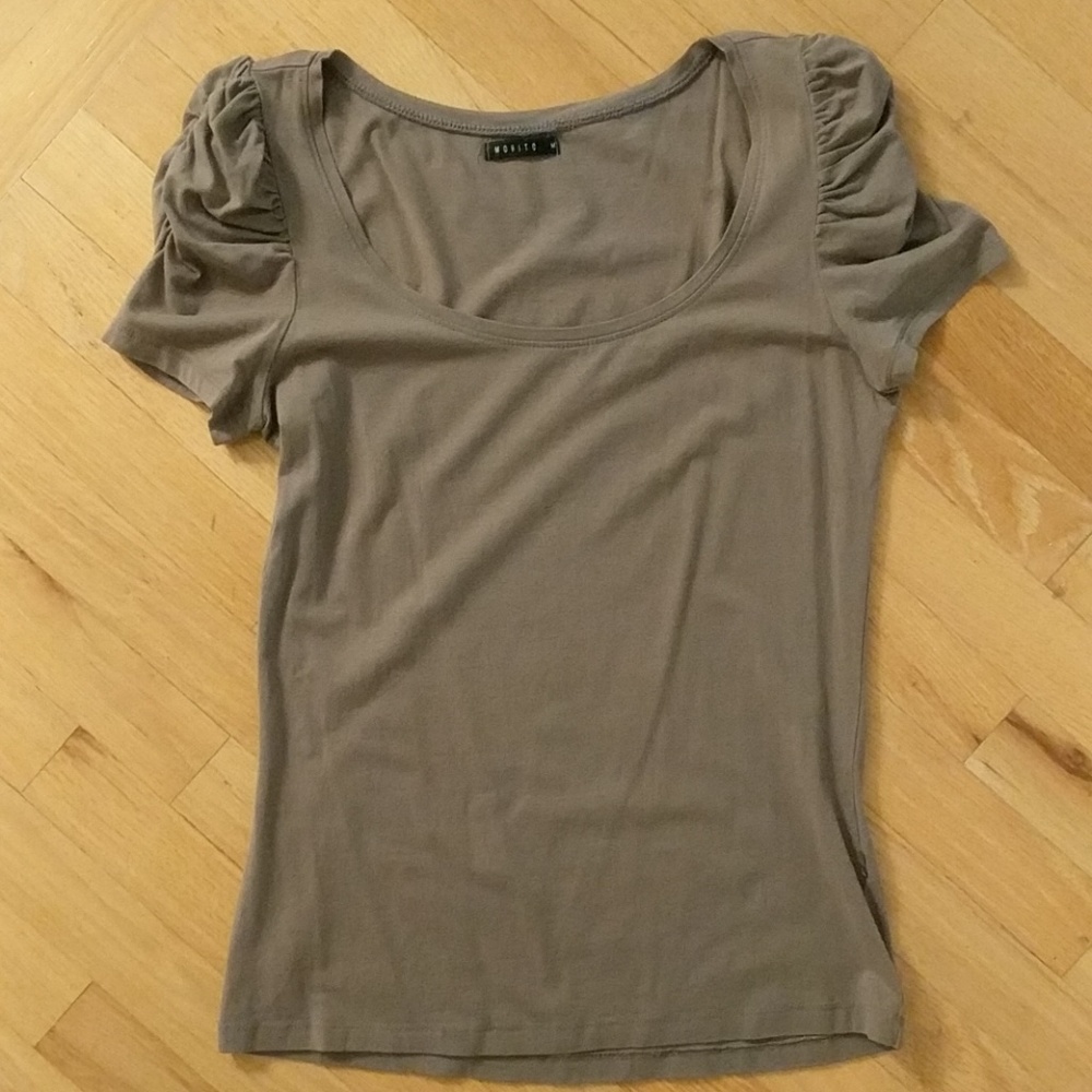 Scoop shirt with ruffled sleeves